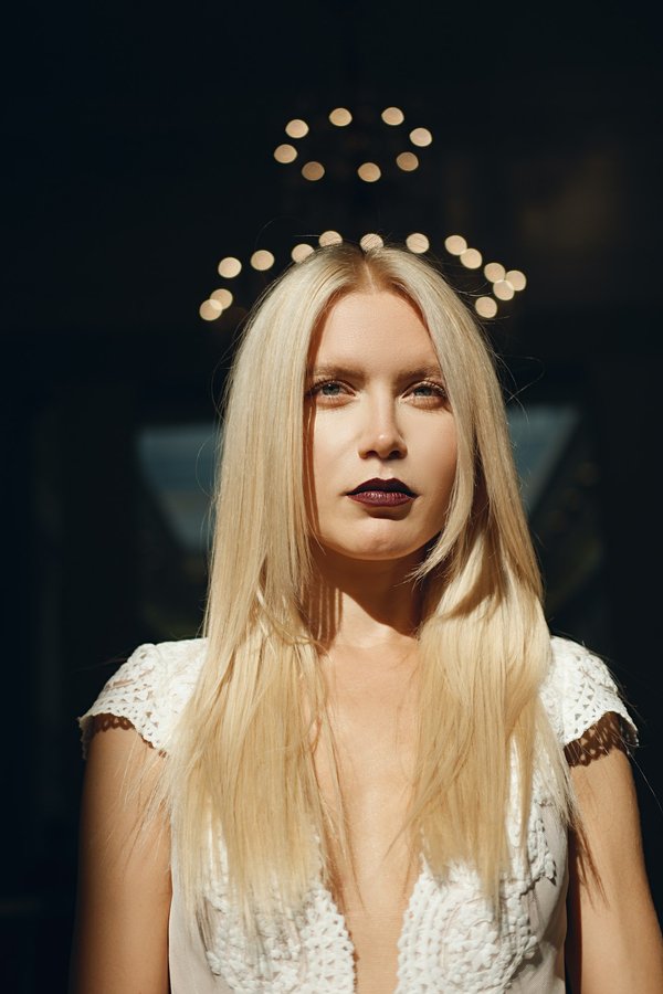 Quelles techniques pour assortir des tenues monochromes avec des accessoires contrastés?