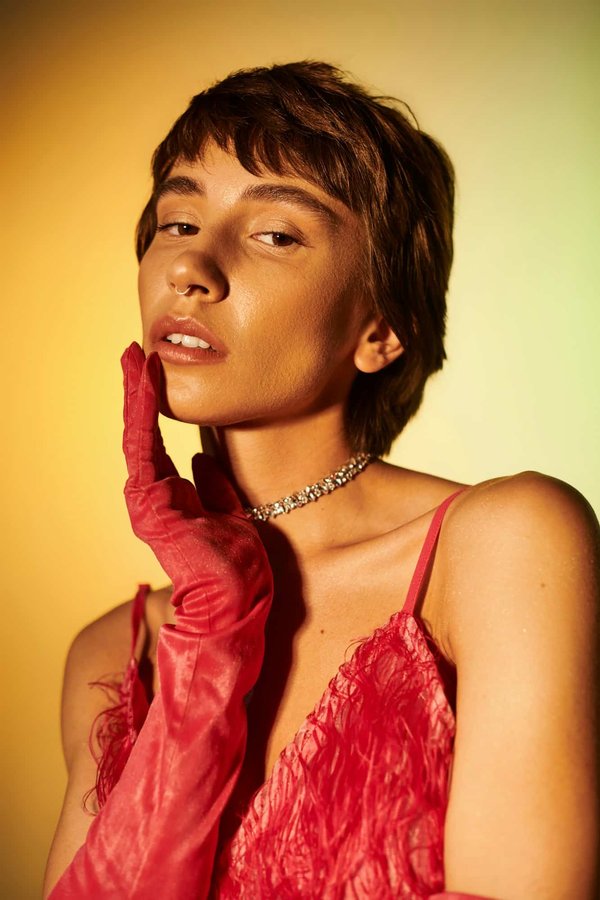 Quelles techniques pour porter des colliers ras du cou avec des tenues formelles?