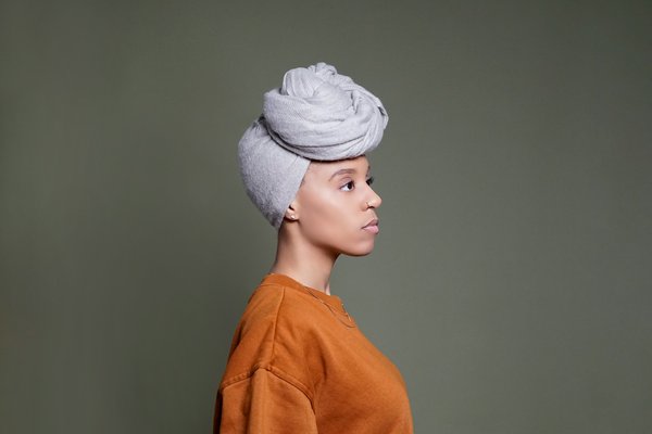 Comment marier des vêtements en dentelle avec des pièces casual pour un look chic?